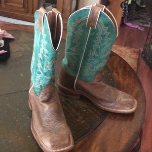 Justin 7 1/2 B square toe cowboy boots